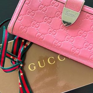 💯 Gucci Pink Wallet